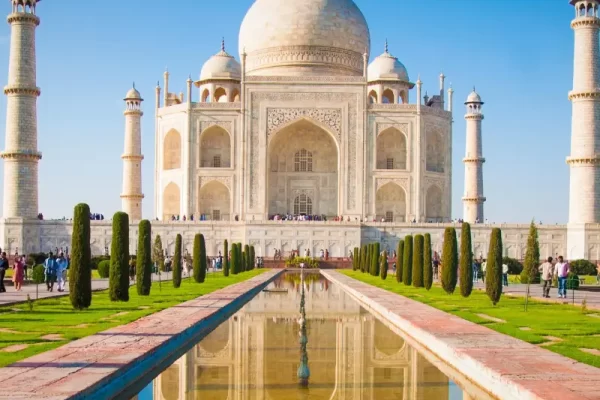 Taj Mahal at sunrise – Agra travel guide